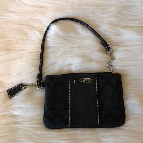 Coach Handbags - 👛Coach Wristlet Like New👛